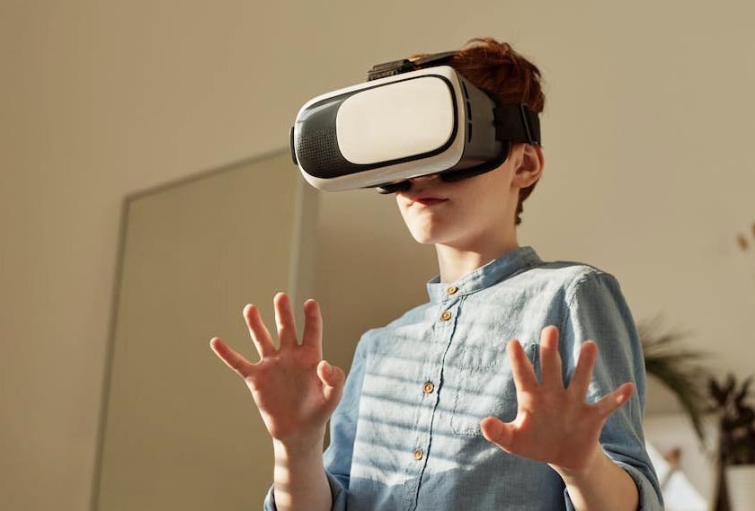 VR headsets made for smartphones (like the one you can see on this image) are already a thing of the past.