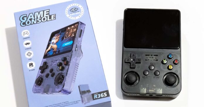 R36S Handheld Emulator Console Hands-On Review - techtactician.com