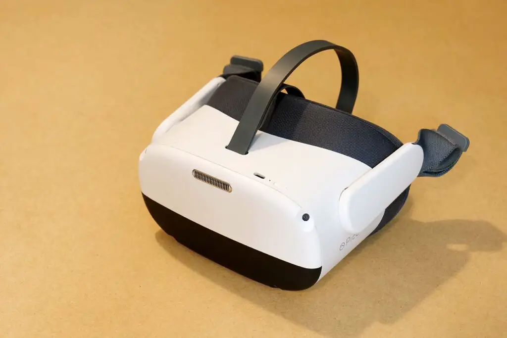 Pico Neo 3 VR headset front view.