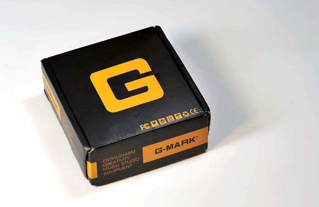 G-MARK branding on the headphone splitter box.