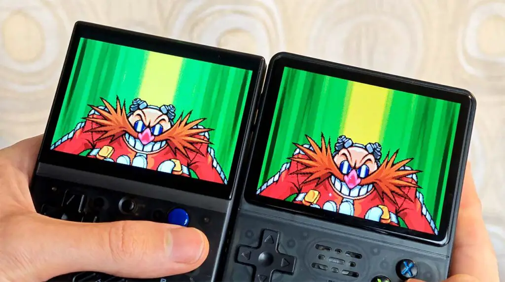 Miyoo Mini Plus on the left, R36S on the right. Screen quality comparison.