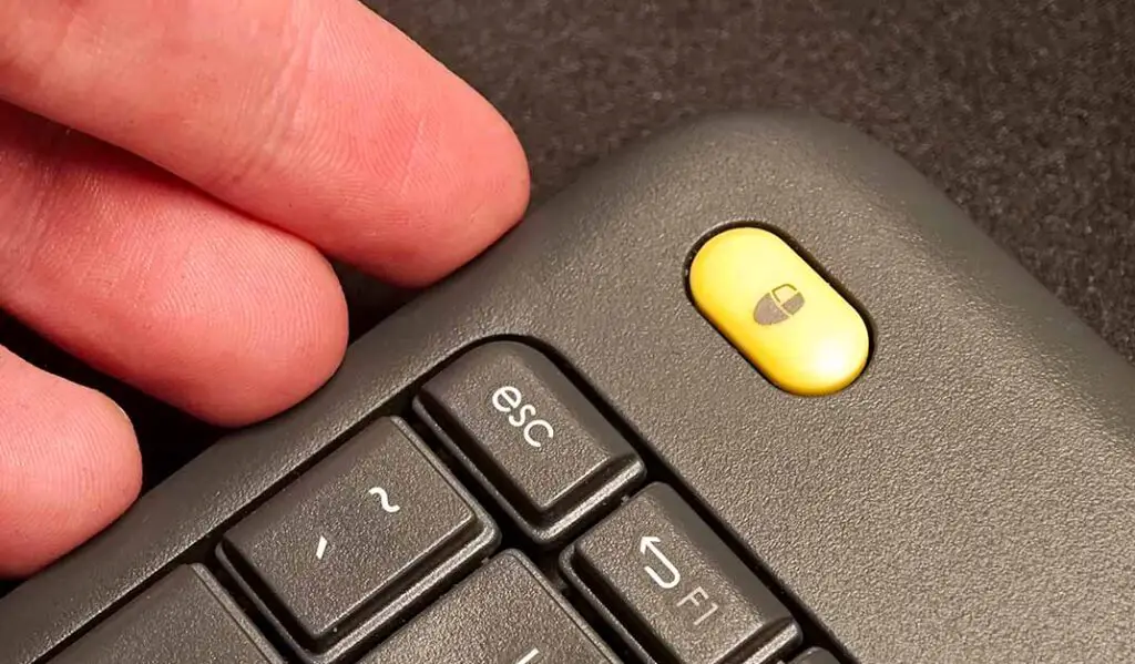 Yellow left mouse click shortcut button on the Logitech K400+.