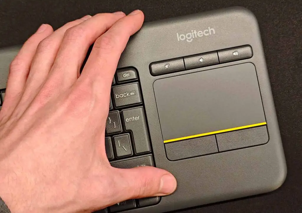 The trackpad and audio control buttons on the K400+.