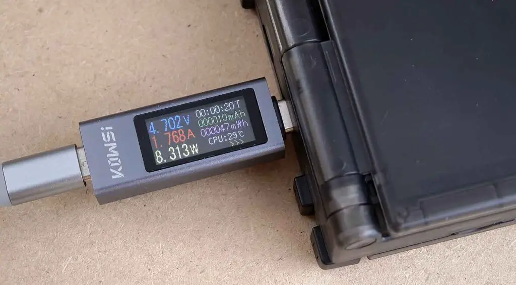 Measuring the charging parameters on the Powkiddy V90S.