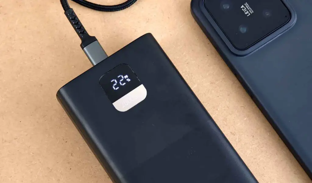 The remaining battery percentage display on the side of the device, with the USB Power Delivery PD logo lit up.