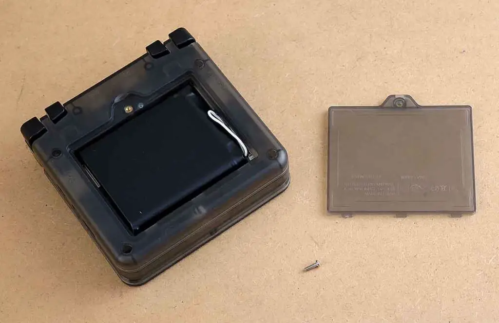 The back of the clamshell Powkiddy V90S with its battery cover removed.