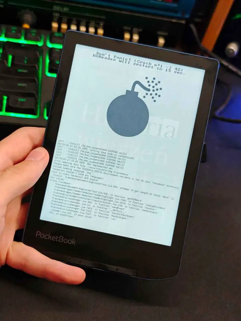 PocketBook Verse Pro displaying a KOReader crash screen while loading a PDF.