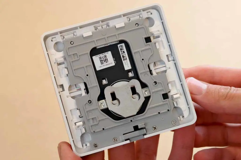 The Moes ESW-0ZAA-EU after removing the backplate.