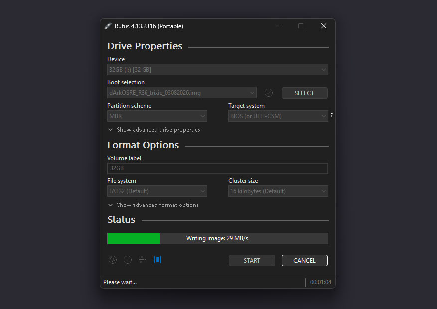 Rufus writing a dArkOSRE-R36 image to a 32GB microSD card on Windows.