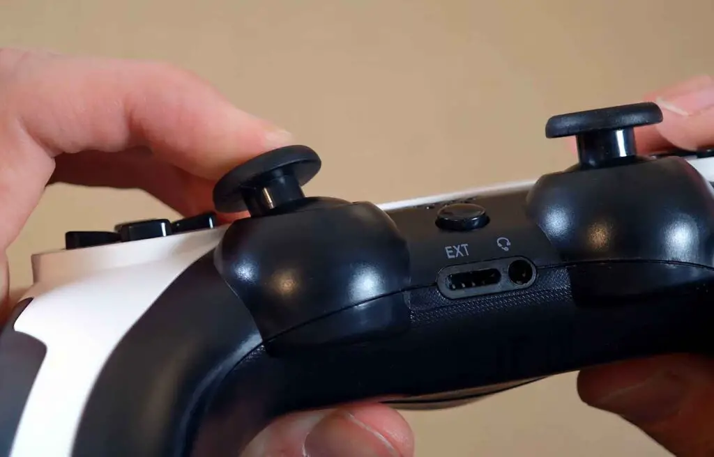 Testing the analog sticks on the GAMINJA P48.