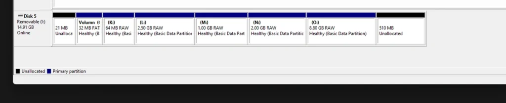 Windows Disk Management showing a Batocera microSD card split into several FAT and RAW partitions.