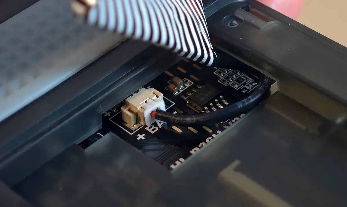 Close-up of the R36H BAT connector on the mainboard with the battery cable plugged in.