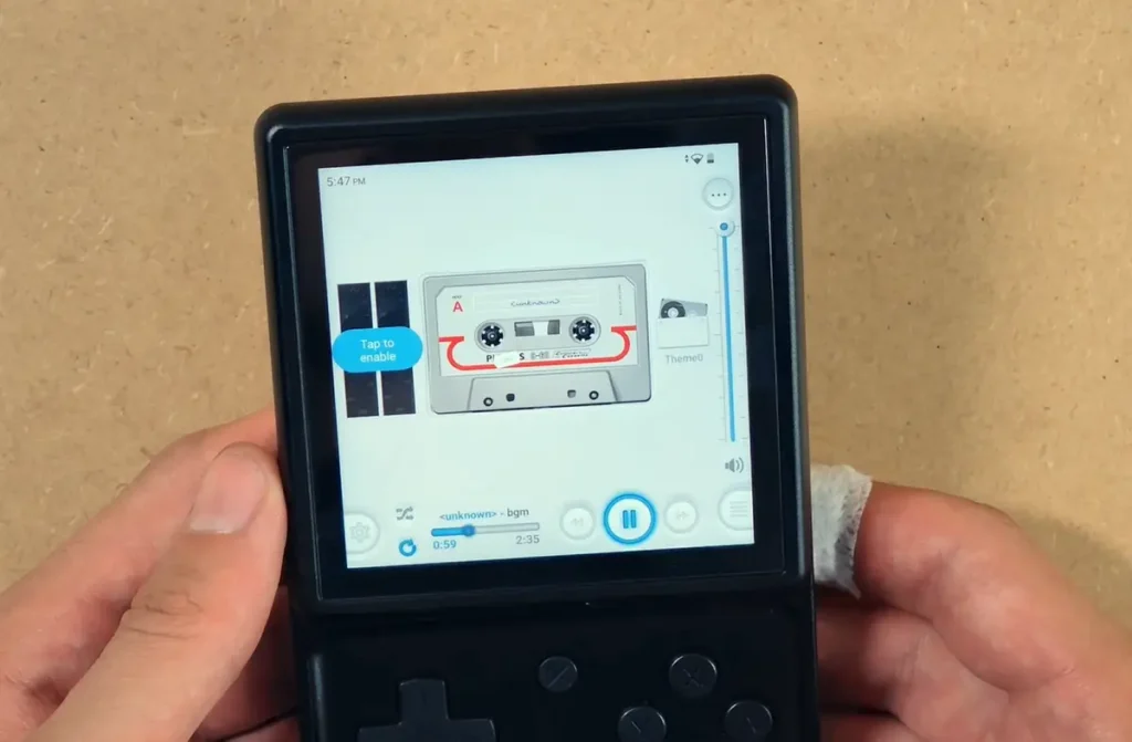 The Casse-o-player music app running on the Anbernic RG Rotate.