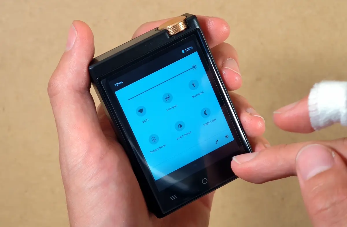 Quick settings panel on the Oilsky M308 with the gain mode switch and basic Android controls.