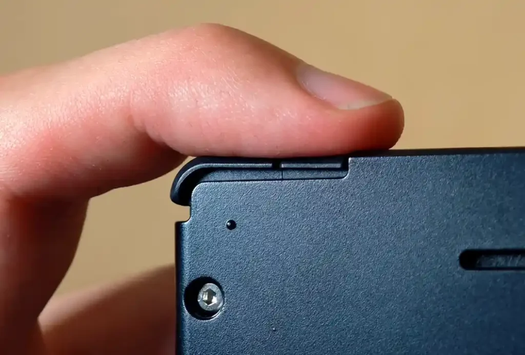 Close-up of the inline shoulder buttons on the back edge of the RG Rotate.