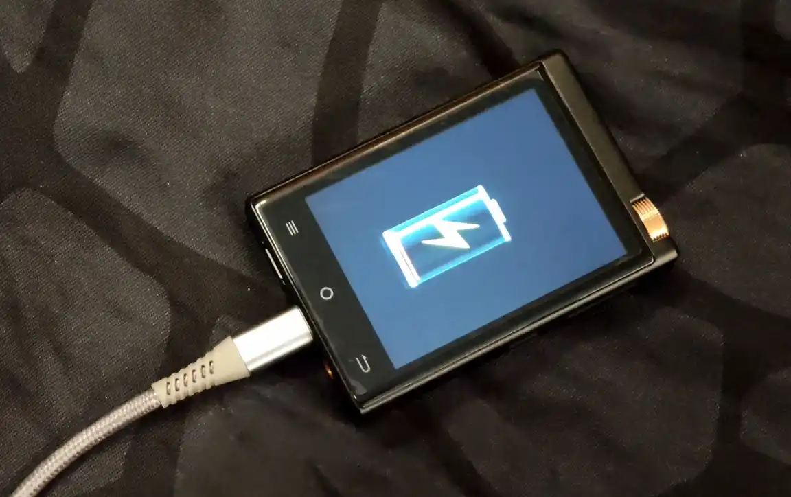 Oilsky M308 showing an empty battery while connected to USB-C power.