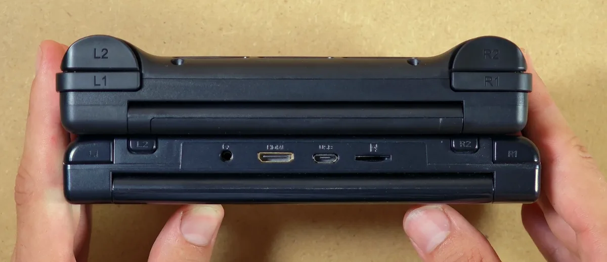 Closed AYN Thor and GPD XD compared from the top side.