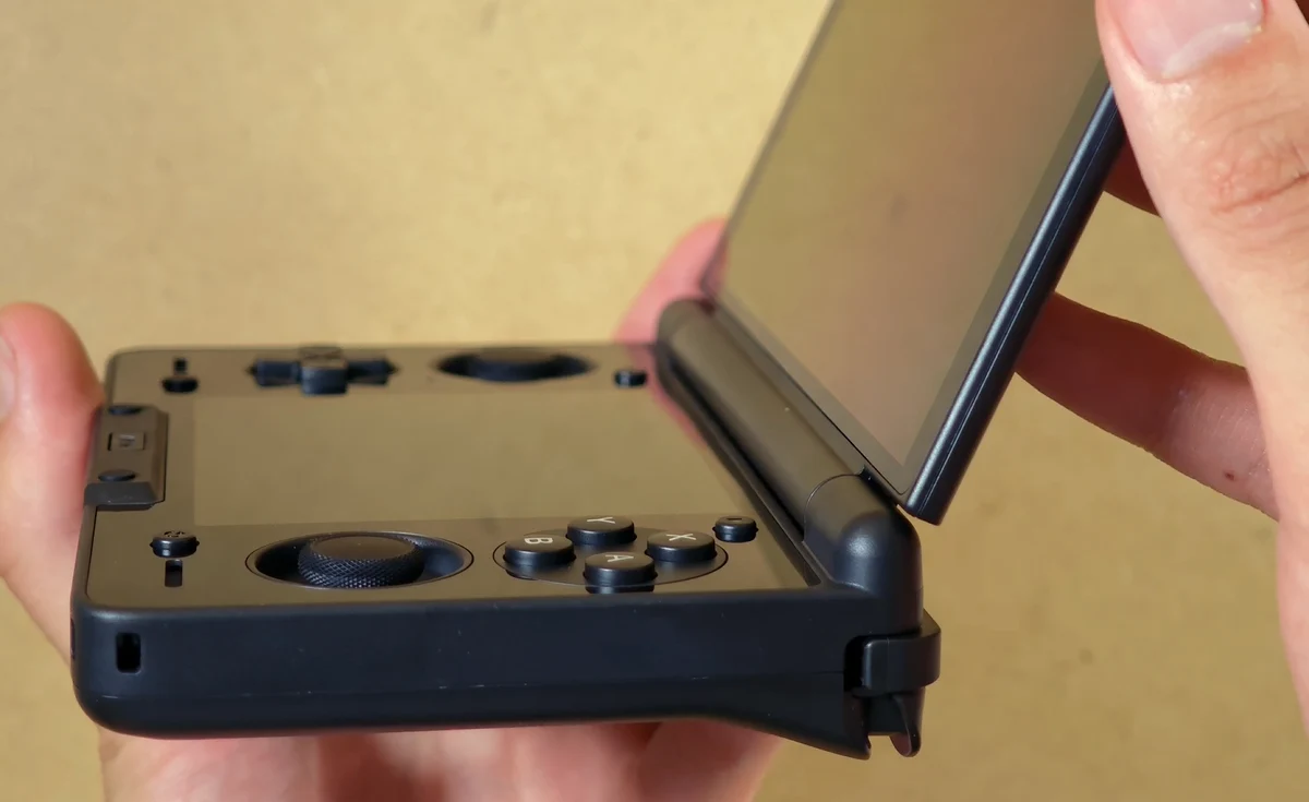 AYN Thor lid locked in the first hinge position.