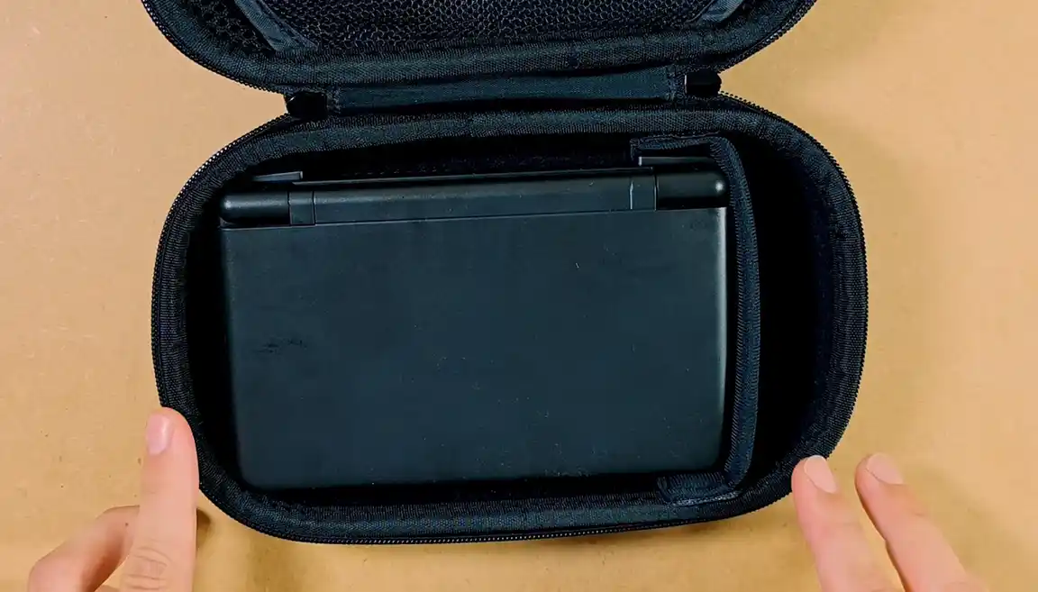 Closed AYN Thor fitted inside the UGREEN case.