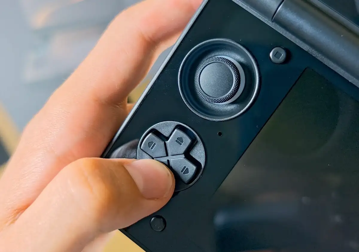 Pressing the AYN Thor D-pad during the button test.