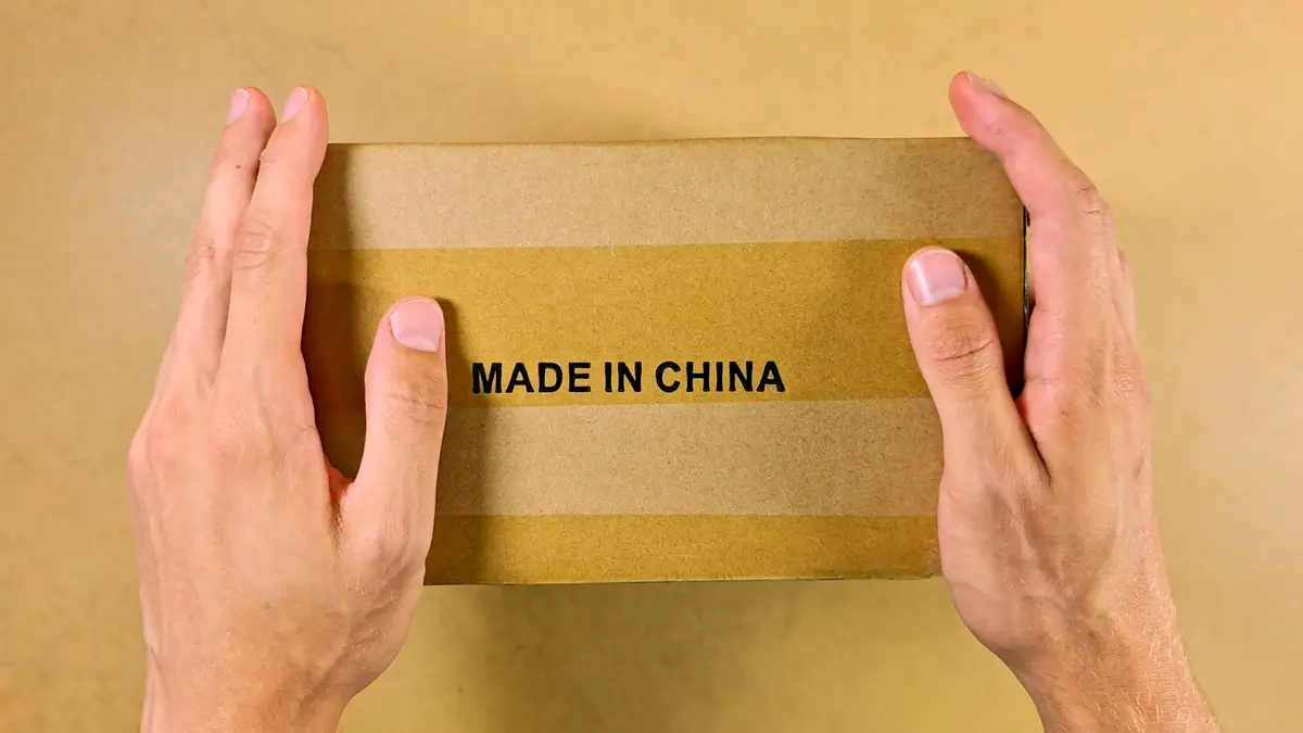 Opening the shipping carton for the black AYN Thor Max.