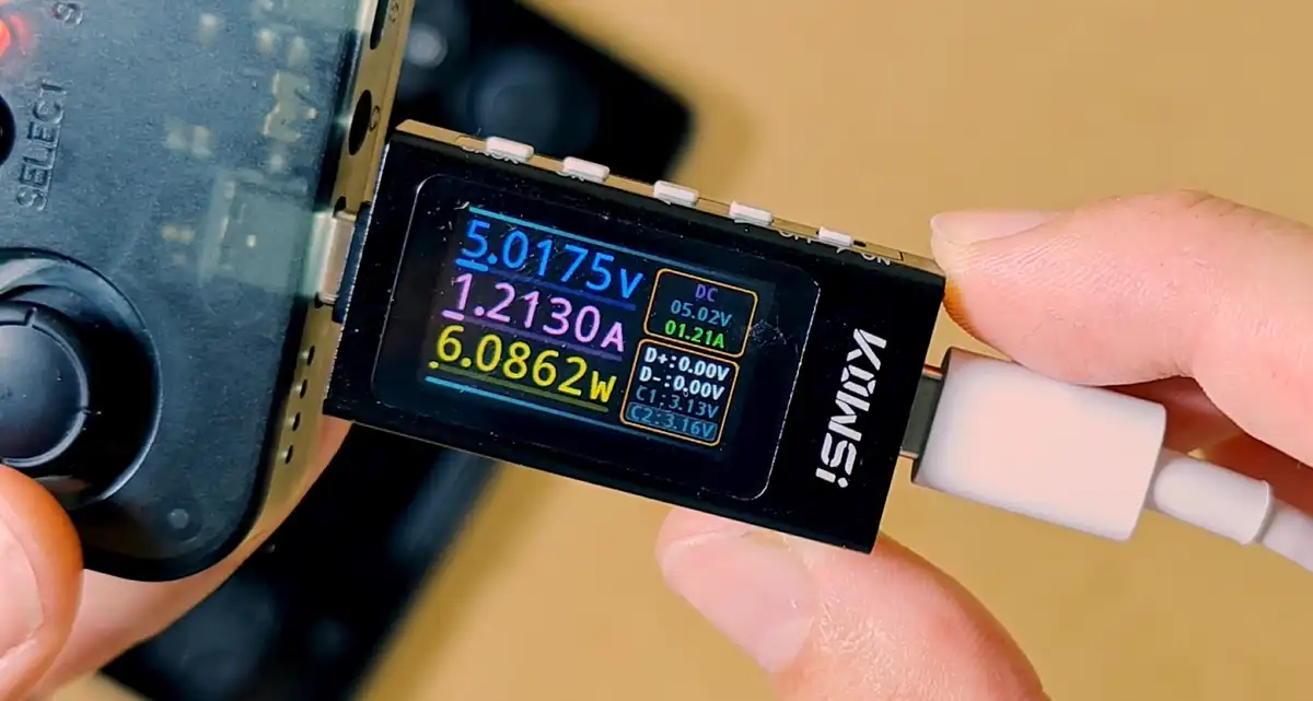 The KWS-X1 USB-C power meter showing live voltage, current, and wattage during an R36S handheld charging test.