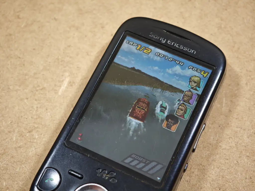 Java boat racing game running on a Sony Ericsson Zylo.